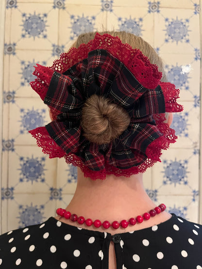 scrunchie tartan & lace