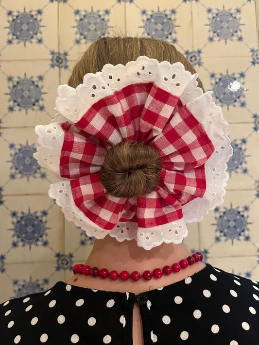 scrunchie gingham & lace